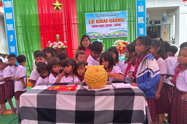 Một trường Tiểu học vùng cao Quảng Ngãi phát động nuôi heo đất gây quỹ