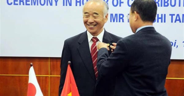 Ông Hiroshi Tanikawa được bộ GD&ĐT trao kỷ niệm chương “Vì sự nghiệp giáo dục”