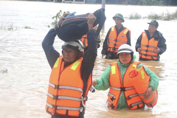 22 người tử vong, hơn 1.000 ngôi nhà hư hỏng sau trận lũ lịch sử ở Khánh Hoà 22 người tử vong, hơn 1.000 ngôi nhà hư hỏng sau trận lũ lịch sử ở Khánh Hoà