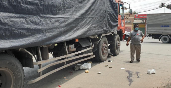 Bình Dương: Người đàn ông nguy kịch sau va chạm với xe tải