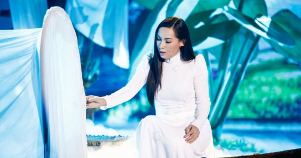 Phi Nhung đẹp hút hồn với áo dài trắng