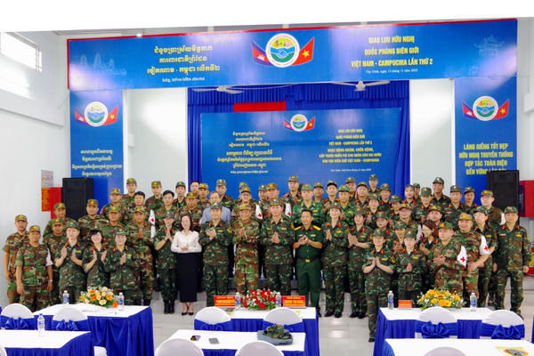 Quân y Việt Nam - Campuchia khám bệnh, cấp thuốc miễn phí cho người dân biên giới
