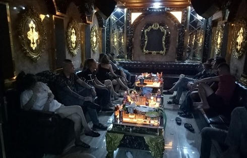 Đột kích nhà hàng Lộc Phát 68, phát hiện hơn 30 "dân chơi" có dấu hiệu sử dụng ma túy Đột kích nhà hàng Lộc Phát 68, phát hiện hơn 30 "dân chơi" có dấu hiệu sử dụng ma túy