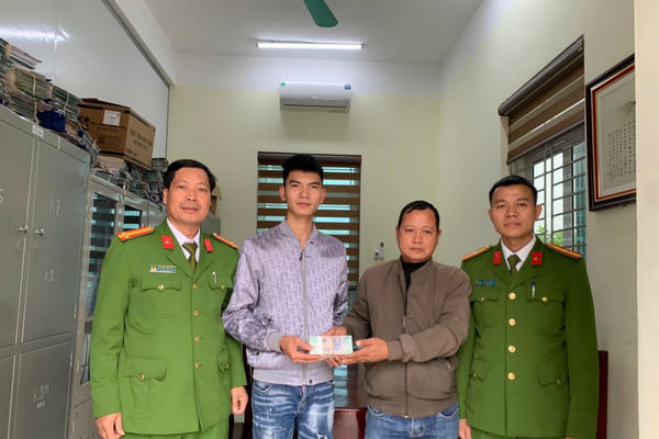 Bất ngờ nhận được 200 triệu đồng, người đàn ông lập tức trình báo Công an