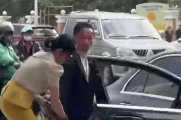 Đối tượng đi xe Mercedes cầm hung khí dọa nhân viên Công ty môi trường Nha Trang