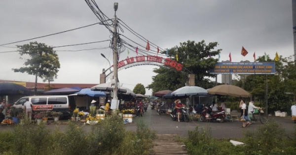 Chợ tạm hoạt động không phép trên đất công viên ở quận Hà Đông?