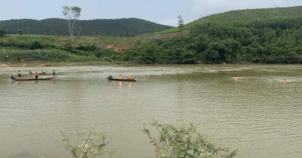 Lật thuyền khi đi cắt cỏ, vợ tử vong, chồng may mắn thoát chết