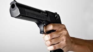 Buộc thôi việc công an viên bắn súng chỉ thiên trúng... mông phụ nữ