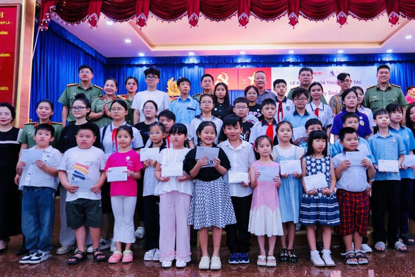 Tân Hiệp Phát tiếp tục bảo trợ học tập cho con em cán bộ chiến sĩ Công an trị giá hơn 9 tỷ đồng tại TP Hồ chí Minh Tân Hiệp Phát tiếp tục bảo trợ học tập cho con em cán bộ chiến sĩ Công an trị giá hơn 9 tỷ đồng tại TP Hồ chí Minh