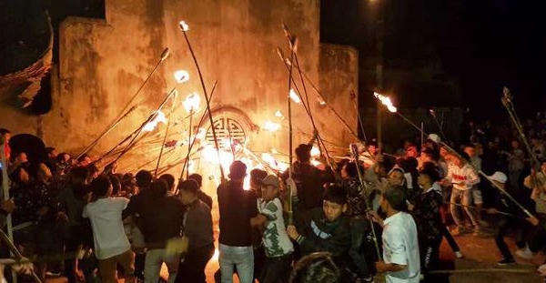 Nam Định: Chạy “thục mạng” xin “lửa Thánh” đêm Giao thừa Nam Định: Chạy “thục mạng” xin “lửa Thánh” đêm Giao thừa