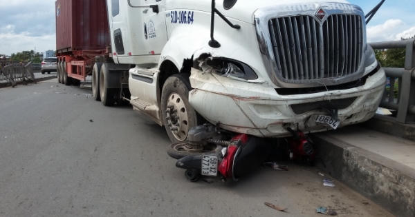 Xe container cuốn xe máy trên cầu, một người bị thương