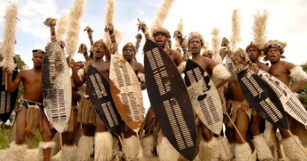 Kỳ lạ bộ tộc kiểm tra trinh tiết đàn ông bằng... nước tiểu