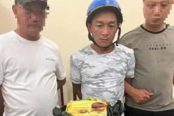 Lâm Đồng: Kiểm tra xe ô tô trong đêm, phát hiện 1kg ma túy Lâm Đồng: Kiểm tra xe ô tô trong đêm, phát hiện 1kg ma túy