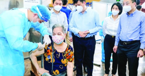 Bắt đầu chiến dịch tiêm vaccine phòng COVID-19 xuyên Tết 2022