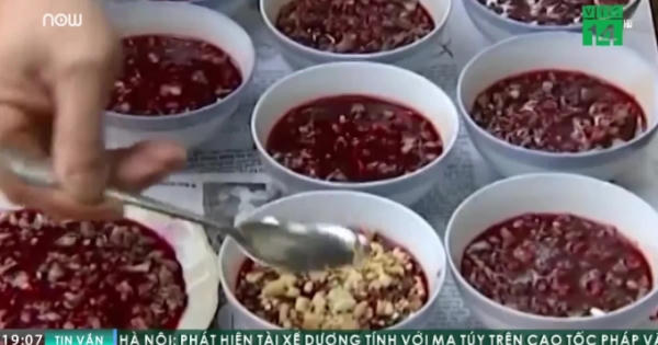 Ăn tiết canh cuối năm lấy vận đỏ, một người chết