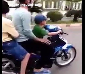 Thanh niên liều mạng khi cho trẻ nhỏ cầm lái xe máy