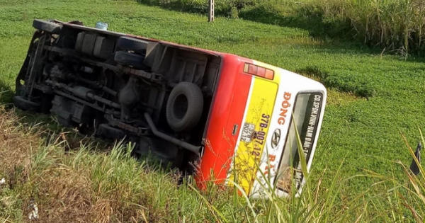 Lật xe buýt, hành khách hoảng loạn la hét tìm cách thoát thân