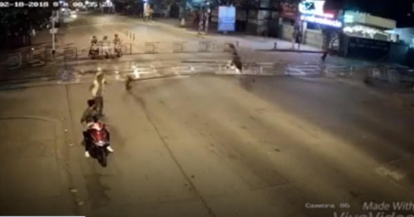 Clip: Nam thanh niên lao thẳng xe vào hàng rào chắn đường ray như phim hành động