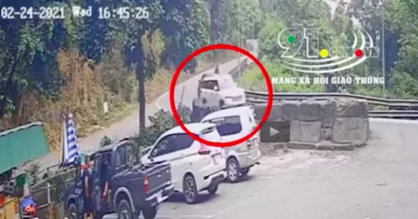Clip: Xế hộp lao "như đạn" đâm trực diện dải phân cách cứng, khiến 4 người thương vong