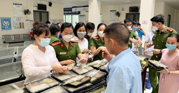 Lào Cai: Trao tặng 1000 suất cơm nhân ái thắm tình quân nhân