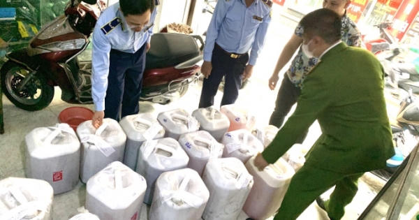 Hơn 500 lít rượu thủ công bị lực lượng chức năng Hà Nội phát hiện, thu giữ