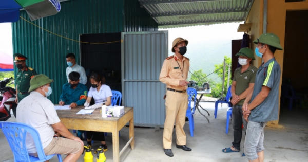 Quảng Ninh: Xử phạt 15 triệu đồng và trục xuất hai đối tượng băng rừng, trốn cách ly