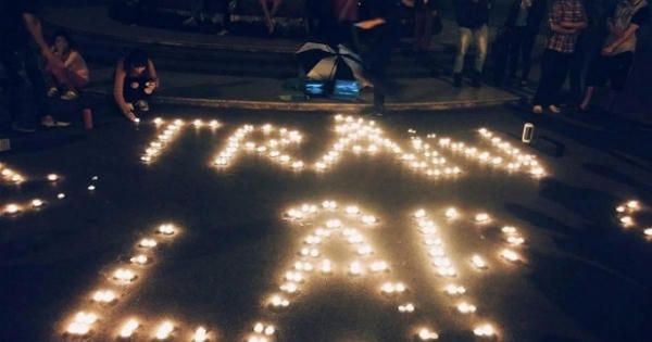 Fan hâm mộ thắp nến khắc tên ca sỹ Trần Lập tại công viên Cầu Giấy