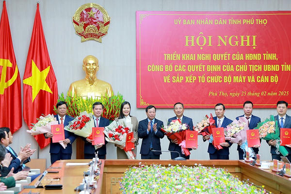 Tỉnh Phú Thọ công bố quyết định về sắp xếp tổ chức bộ máy và cán bộ