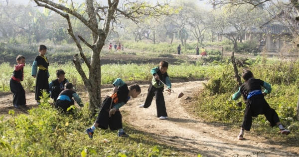 Trẻ em H'Mông xúng xính đón tết ở Mộc Châu