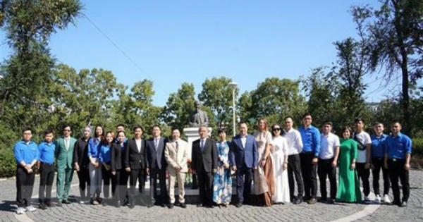 Đặt hoa tại tượng Bác Hồ ở Nga nhân kỷ niệm 76 năm Quốc khánh