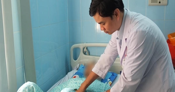 Máu chảy ồ ạt trong ổ bụng, người đàn ông vẫn đứng dự lễ cưới