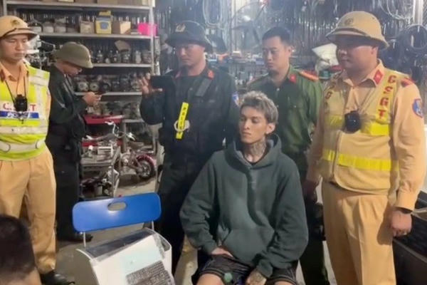 Truy bắt Rapper Bình Gold dương tính ma túy, lạng lách, chèn ép xe khác khi lái xe lên cao tốc