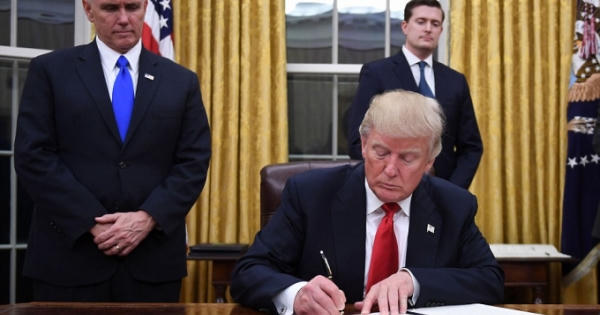Tổng thống Trump ký bãi bỏ đạo luật Obamacare trong ngày đầu làm việc tại Nhà Trắng