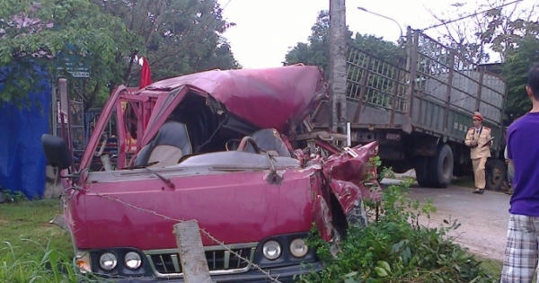 Quảng Nam: Xe khách va vào xe tải, 3 người thoát chết hy hữu