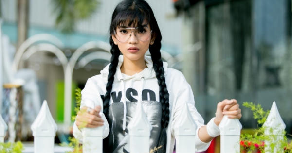 Á hậu Trương Thị May khoe chân dài miên man khi dạo phố Á hậu Trương Thị May khoe chân dài miên man khi dạo phố