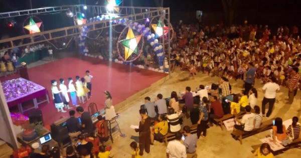 Trẻ em nghèo vùng biên giới xứ Nghệ háo hức đón Trung thu sớm