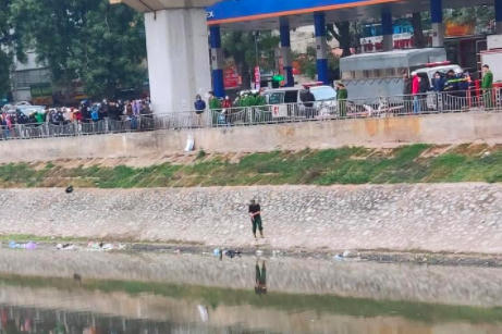 Hà Nội: Bàng hoàng phát hiện thi thể người đàn ông dưới sông Tô Lịch