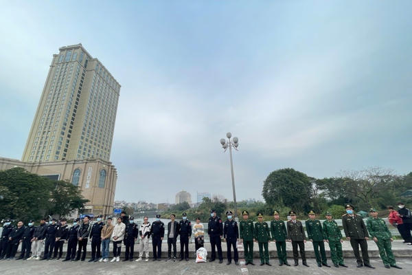 Trao trả 9 người Trung Quốc nhập cảnh trái phép vào Việt Nam Trao trả 9 người Trung Quốc nhập cảnh trái phép vào Việt Nam