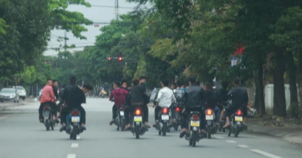 Bức xúc với hình ảnh nhóm “sửu nhi” đi xe máy nghênh ngang, dàn hàng trên phố