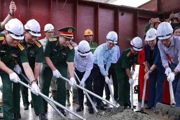 Hợp long cầu Phong Châu mới bắc qua sông Hồng ở Phú Thọ