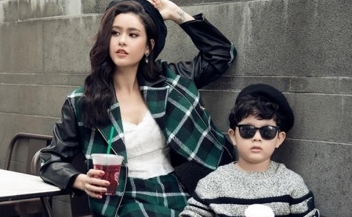 Con trai Sushi của Trương Quỳnh Anh cùng tạo dáng sành điệu bên mẹ