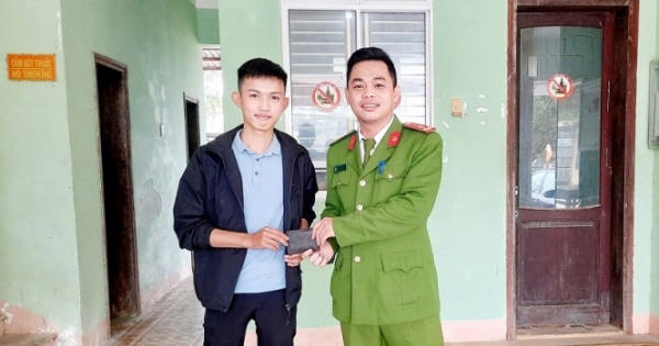 Tân binh nhặt được ví tiền trả người đánh rơi trước giờ lên đường nhập ngũ
