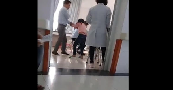 Phẫn nộ với clip bố tát con gái liên tiếp vì sợ lấy máu tại bệnh viện Bắc Ninh