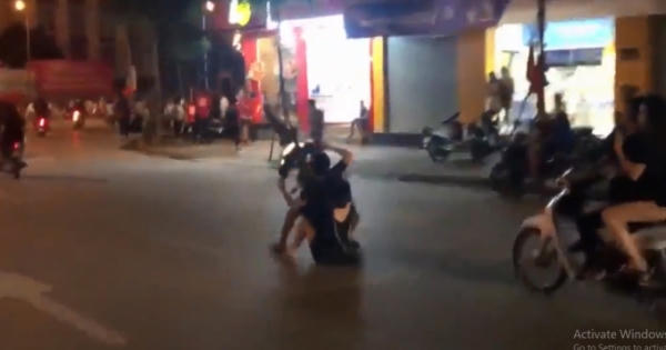 Nóng mắt clip thanh niên đèo bạn gái bốc đầu xe cổ vũ U23