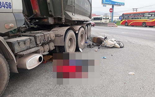 Xe tải cuốn 3 mẹ con vào gầm, 2 người tử vong