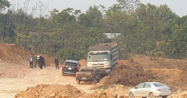 Vĩnh Phúc: Bắt và thu giữ phương tiện múc đất trái phép tại khu vực Công ty Vitto Vĩnh Phúc: Bắt và thu giữ phương tiện múc đất trái phép tại khu vực Công ty Vitto