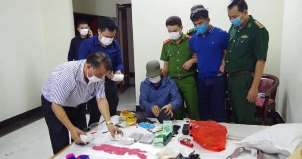 Đang ở trong nhà nghỉ cùng lô ma túy “khủng” bị bị công an bắt