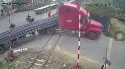 Tàu hỏa tông xe chở sắt ở Thường Tín: Clip khoảnh khắc xe đầu kéo bi ách lại trên đường ray