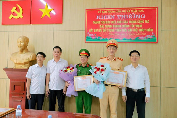 Khen thưởng lực lượng công an bắt 2 phạm nhân trốn trại