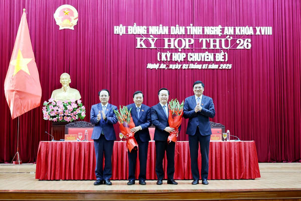 Chân dung Chủ tịch UBND Nghệ An Lê Hồng Vinh Chân dung Chủ tịch UBND Nghệ An Lê Hồng Vinh